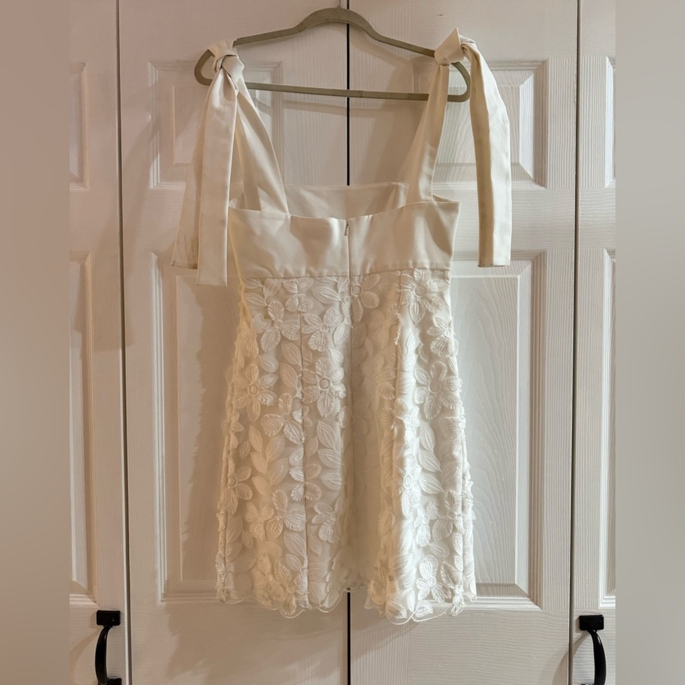 Alexis Elaina Dress White Embroidered Floral Mini NWT Rare Sold Out Size S - Picture 4 of 5